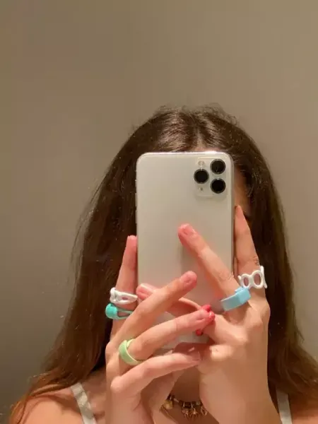  عکس دختر با گوشی ایفون برای پروفایل