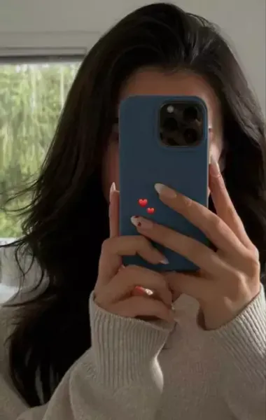  عکس دختر با گوشی ایفون برای پروفایل