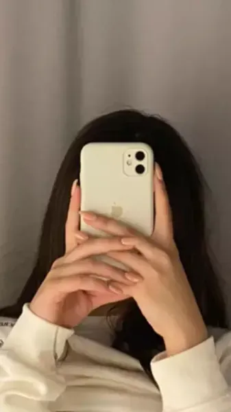  عکس دختر با گوشی ایفون برای پروفایل