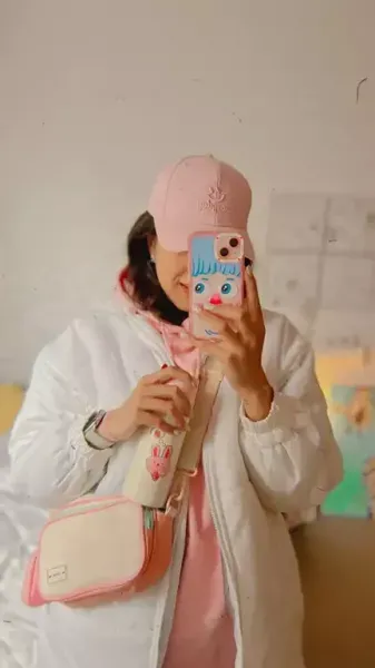  عکس دختر با گوشی ایفون برای پروفایل