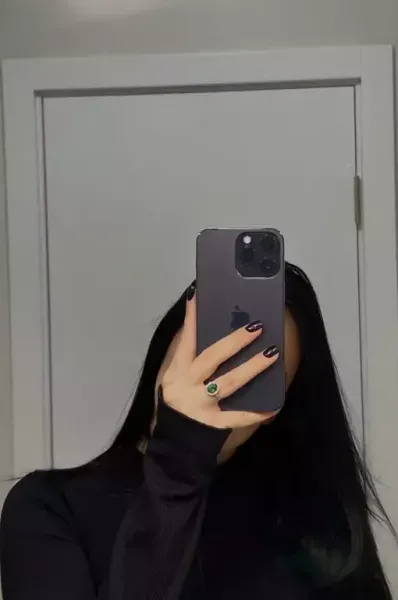  عکس دختر با گوشی ایفون برای پروفایل