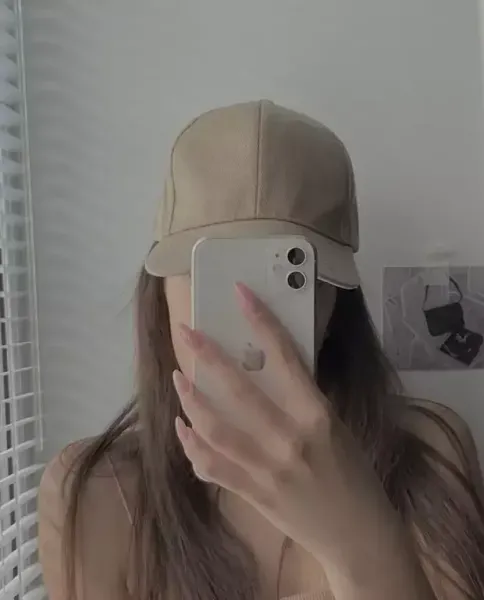  عکس دختر با گوشی ایفون برای پروفایل