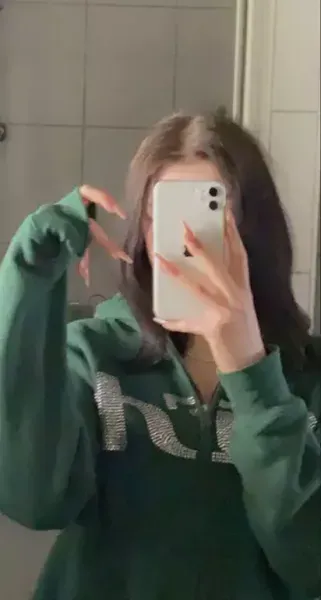  عکس دختر با گوشی ایفون برای پروفایل