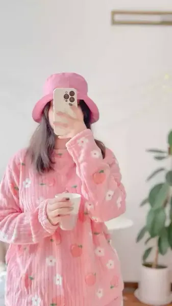  عکس دختر با گوشی ایفون برای پروفایل