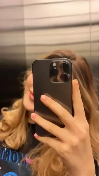  عکس دختر با گوشی ایفون برای پروفایل