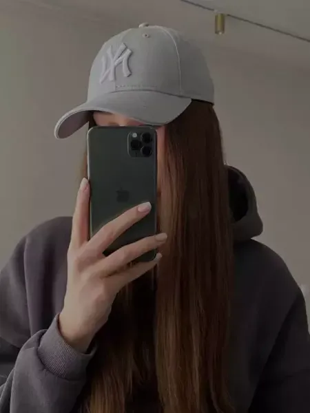  عکس دختر با گوشی ایفون برای پروفایل