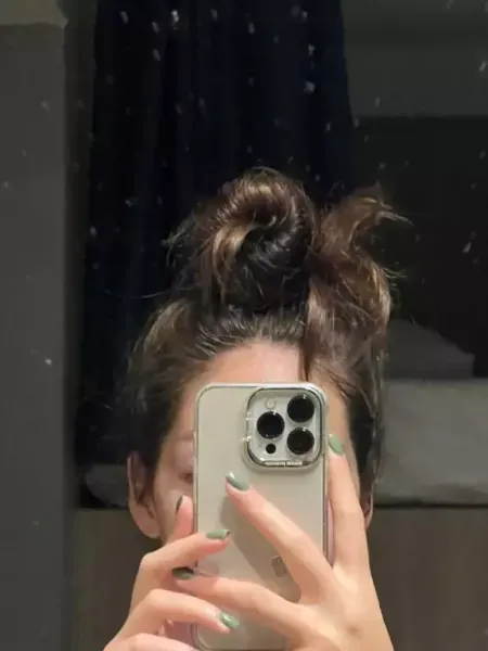  عکس دختر با گوشی ایفون برای پروفایل