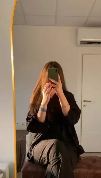  عکس دختر با گوشی ایفون برای پروفایل