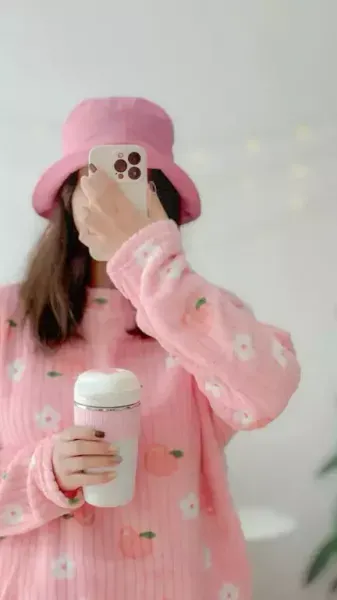  عکس دختر با گوشی ایفون برای پروفایل