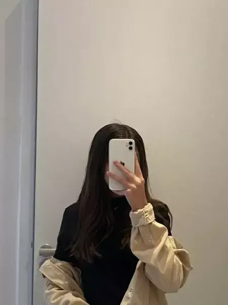  عکس دختر با گوشی ایفون برای پروفایل