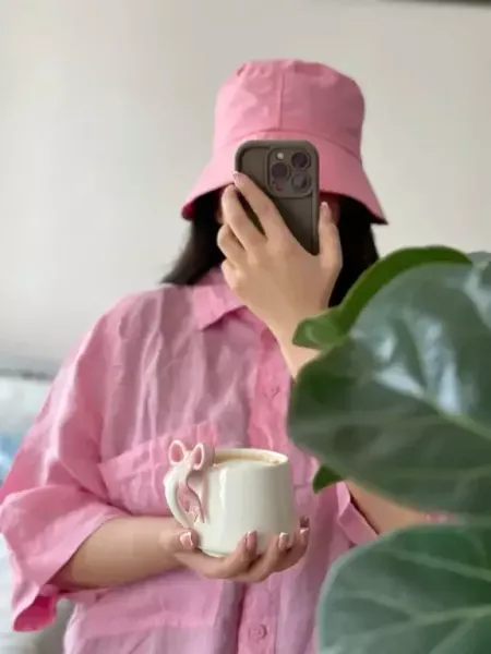  عکس دختر با گوشی ایفون برای پروفایل