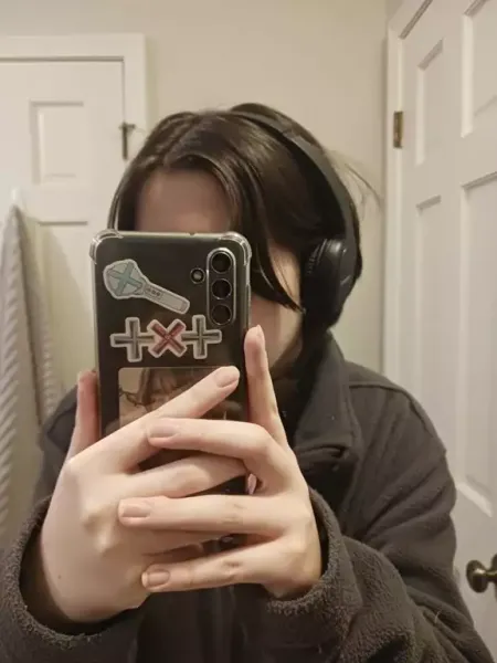 عکس دختر با گوشی سامسونگ برای پروفایل