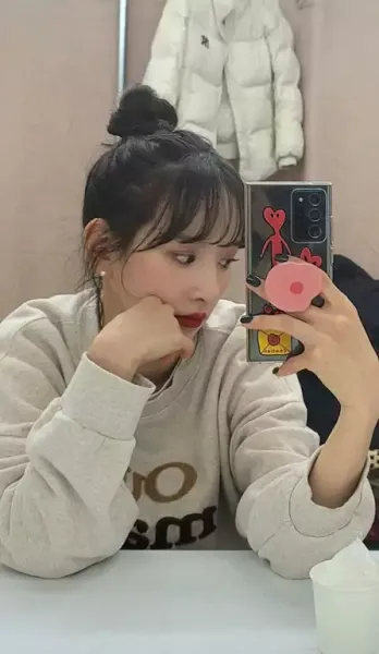  عکس دختر با گوشی سامسونگ برای پروفایل