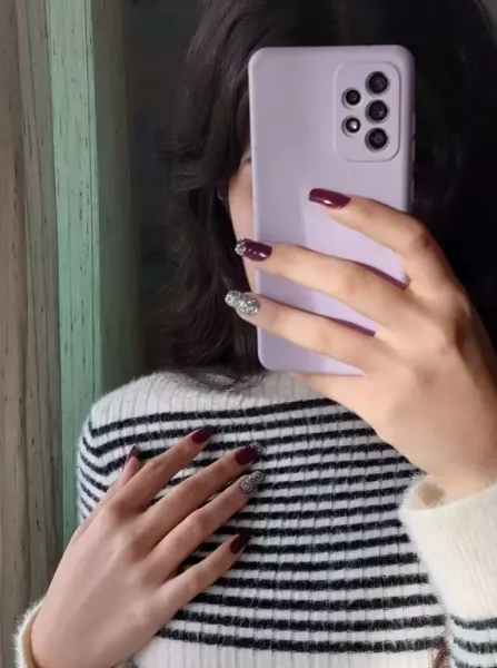  عکس دختر با گوشی سامسونگ برای پروفایل