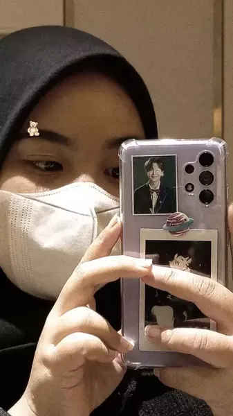  عکس دختر با گوشی سامسونگ برای پروفایل