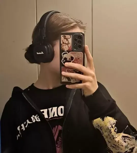  عکس دختر با گوشی سامسونگ برای پروفایل