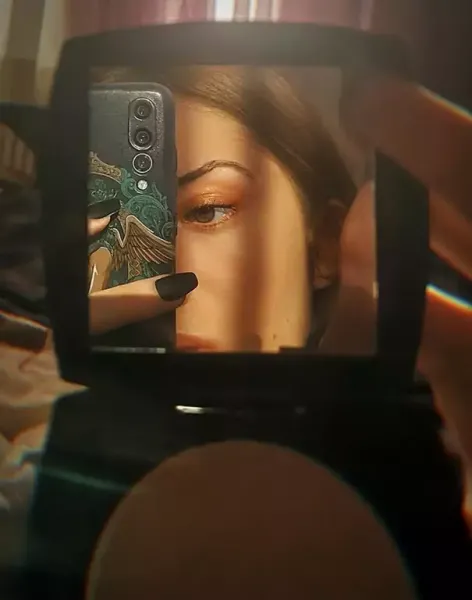  عکس دختر با گوشی سامسونگ برای پروفایل