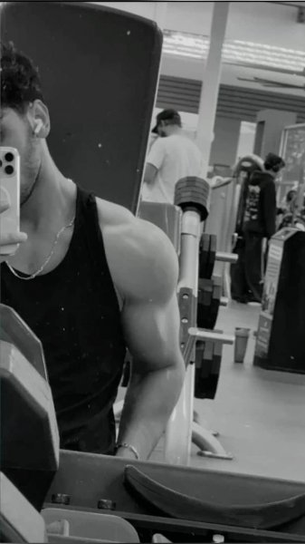  عکس جلو آینه پسرانه باشگاه