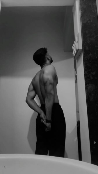  عکس جلو آینه پسرانه باشگاه