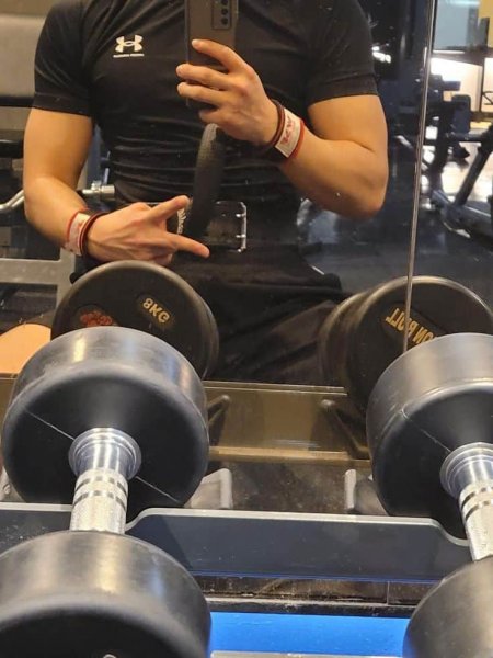  عکس جلو آینه پسرانه باشگاه