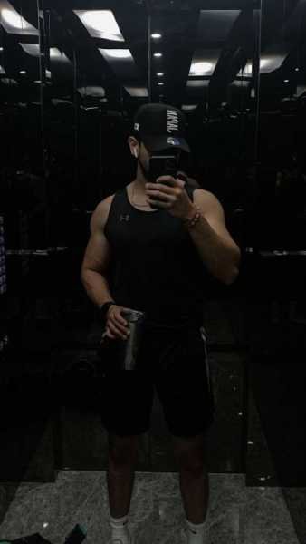  عکس جلو آینه پسرانه باشگاه