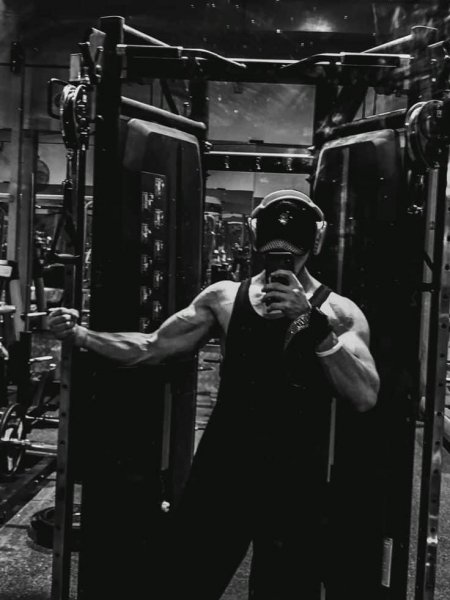  عکس جلو آینه پسرانه باشگاه