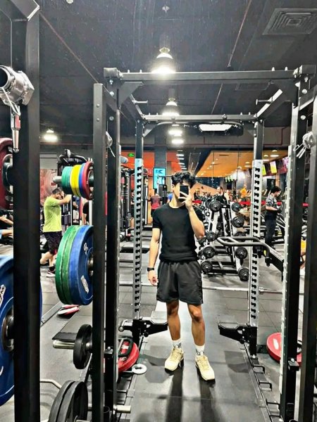  عکس جلو آینه پسرانه باشگاه