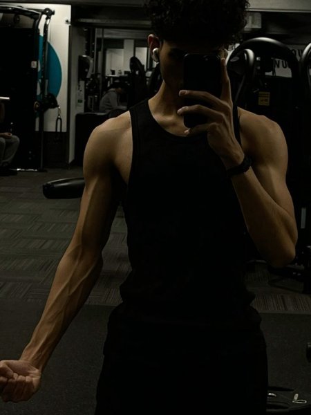  عکس جلو آینه پسرانه باشگاه