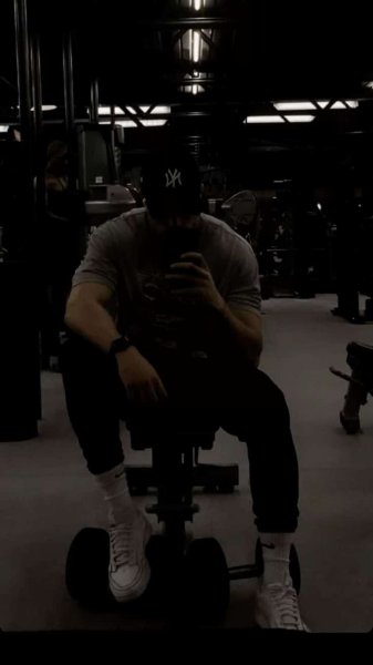  عکس جلو آینه پسرانه باشگاه