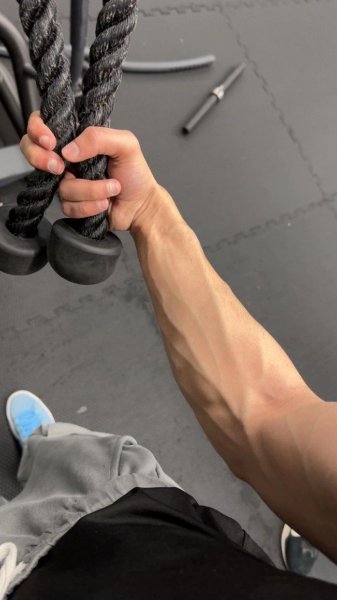  عکس جلو آینه پسرانه باشگاه