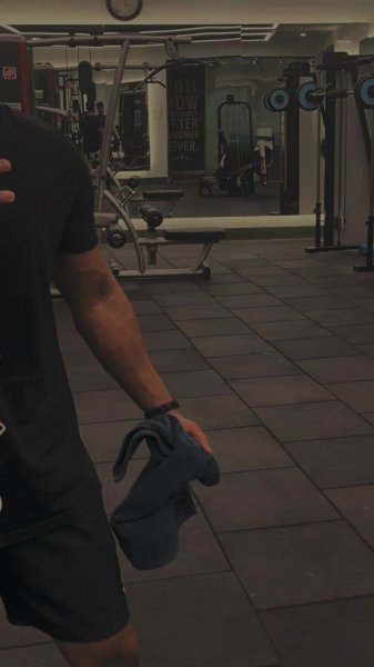  عکس جلو آینه پسرانه باشگاه