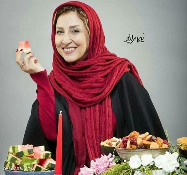 ژست عکس با میز یلدا