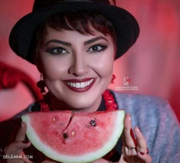  ژست عکس با میز یلدا