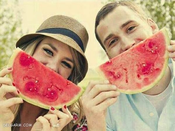  ژست عکس با میز یلدا