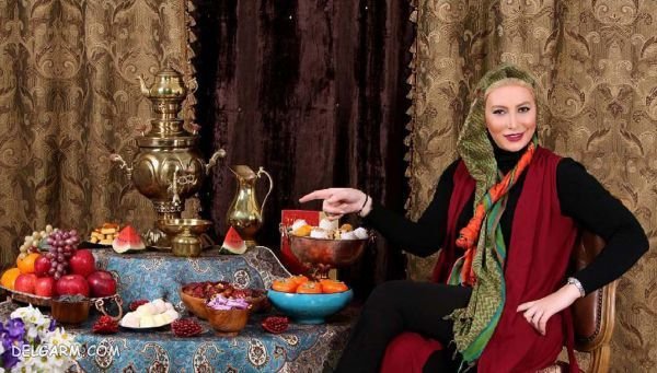  ژست عکس با میز یلدا