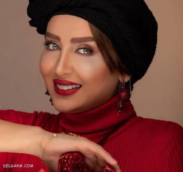  ژست عکس با میز یلدا