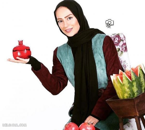  ژست عکس با میز یلدا