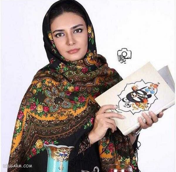  ژست عکس با میز یلدا