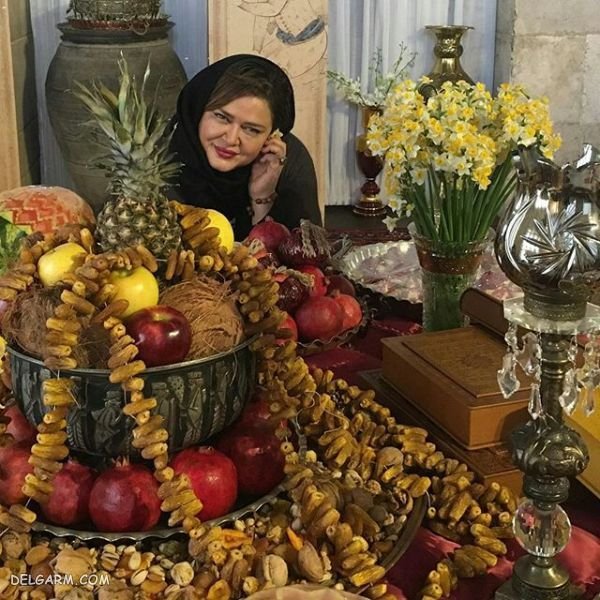  ژست عکس با میز یلدا