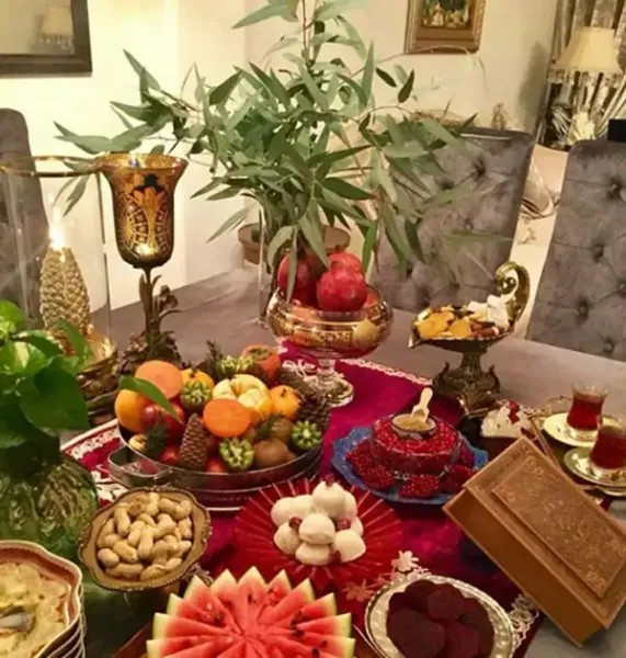  عکس تزیین میز شب یلدا ساده