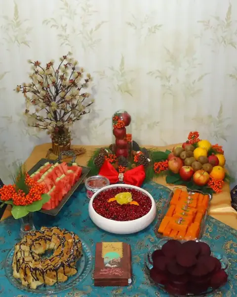  عکس تزیین میز شب یلدا ساده