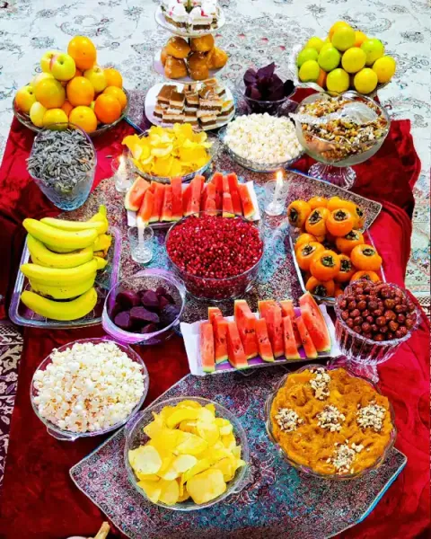  عکس تزیین میز شب یلدا ساده