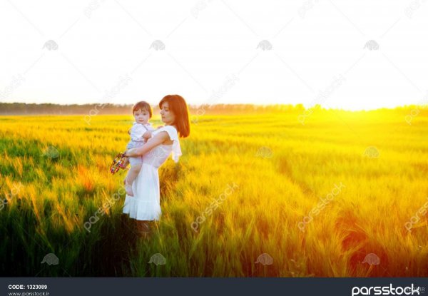  عکس مادر در طبیعت با کودک
