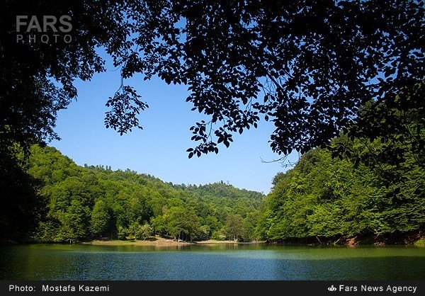  طبیعت بهاری کنار دریاچه