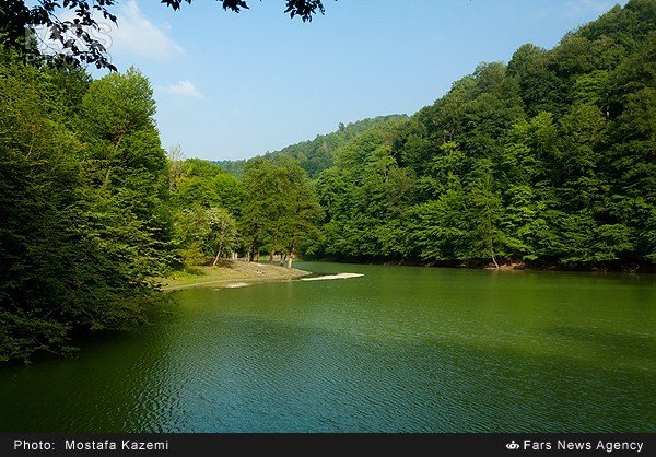  طبیعت بهاری کنار دریاچه