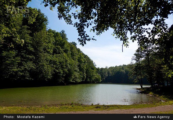  طبیعت بهاری کنار دریاچه