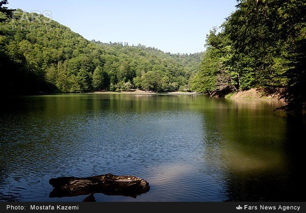  طبیعت بهاری کنار دریاچه