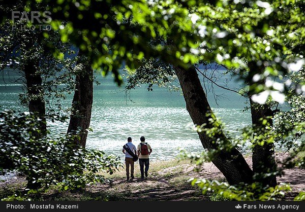  طبیعت بهاری کنار دریاچه