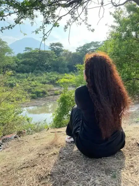 عکس دختر مو فرفری