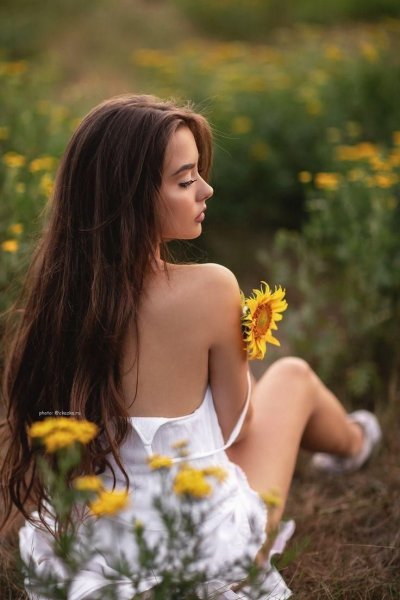 عکس دختر با گل آفتابگردان برای پروفایل